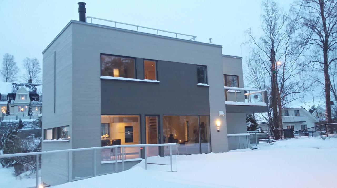 Przykładowy dom energooszczędny z tarasem na dachu - taka sama wersja może być z tynkiem