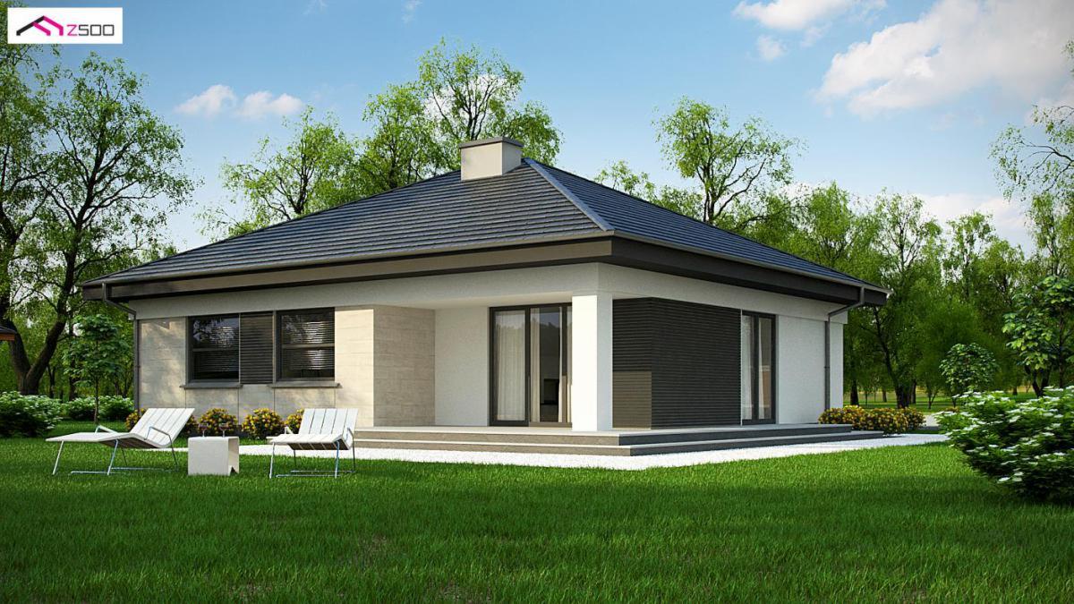 Parterowy dom z ciemnoszarą dachówką i jasną elewacją, z przesuwanymi roletami zewnętrznymi, na zadbanym trawniku z białymi leżakami.