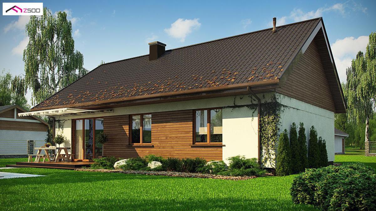 Gotowy dom jednorodzinny z drewnianą elewacją i brązowym dachem, widoczny taras z meblami ogrodowymi i zadbany trawnik.