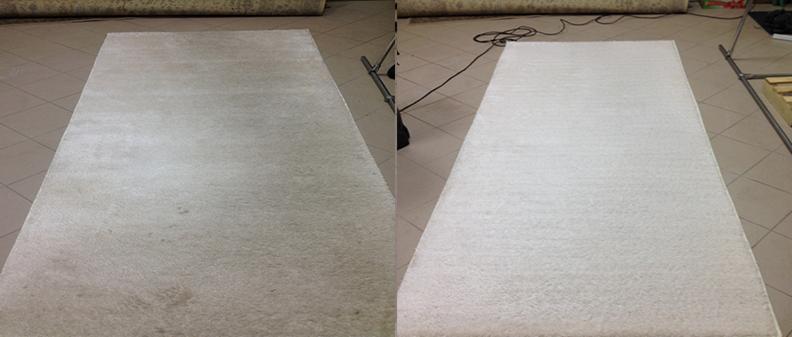 Dywan w trakcie czyszczenia: po lewej stronie widoczny brudny dywan, po prawej - wyczyszczony, jaśniejszy odcień bieli, widoczne akcesoria do czyszczenia.