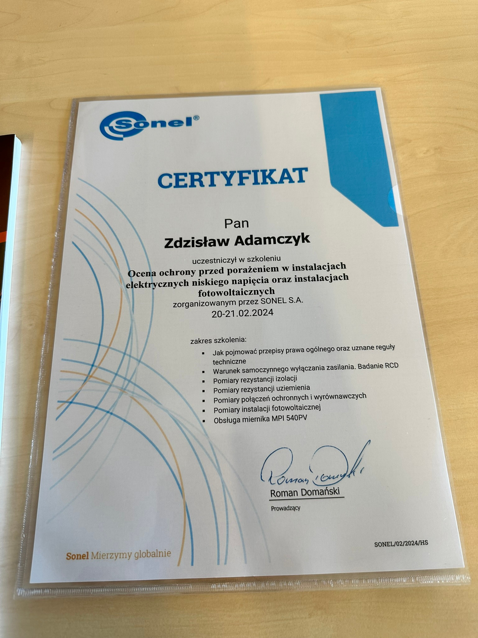 Certyfikat Sonel dla Pana Zdzisława Adamczyka, potwierdzający udział w szkoleniu z zakresu ochrony przed porażeniem w instalacjach elektrycznych i fotowoltaicznych.