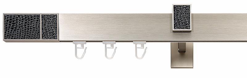 Metalowy karnisz z dekoracyjnymi elementami z czarnych koralików i plastikowymi haczykami na zasłony.