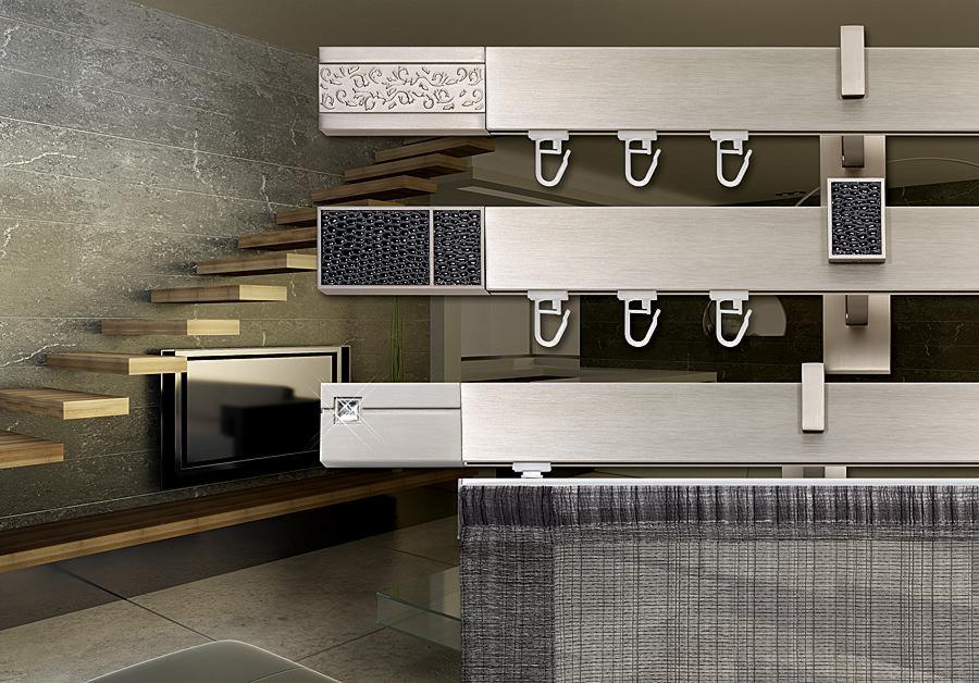 Nowoczesne karnisze z dekoracyjnymi elementami nad oknem w salonie w Stargardzie, widoczne zasłony w odcieniach szarości i drewniane schody.