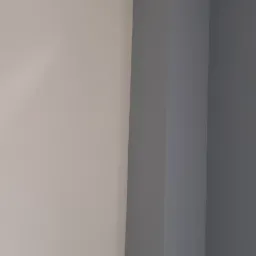 Fragment wnętrza z pomalowanymi na biało i szaro ścianami, widoczny narożnik i listwa przypodłogowa z imitacją marmuru.