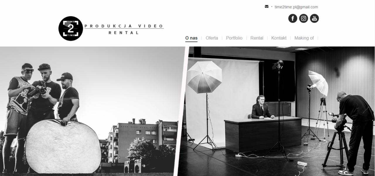 Czarno-białe zdjęcie zza kulis produkcji wideo: trzech mężczyzn z kamerą i blendą na tle bloku mieszkalnego oraz ujęcie z planu filmowego z aktorem za biurkiem i oświetleniem studyjnym.