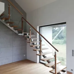 Schody dębowe na konstrukcji ze stali nierdzewnej