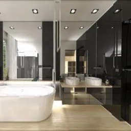 Elegancka łazienka z wolnostojącą wanną, dużymi lustrami, czarnymi ścianami i drewnianą podłogą, widok na zieleń za oknem.