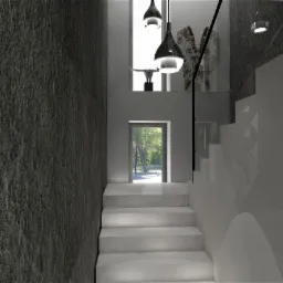 Nowoczesna klatka schodowa z białymi schodami, szarą ścianą o fakturze kamienia, czarną balustradą i designerskimi lampami wiszącymi, widok na zieleń za oknem.