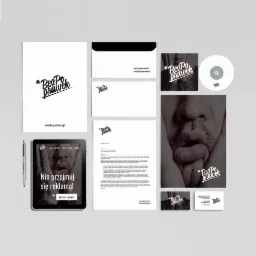 Zestaw materiałów firmowych w czerni i bieli, w tym koperta, papier firmowy, wizytówka, płyta CD, tablet z reklamą i długopis, wszystko opatrzone logotypem 'BezPo prawek'.