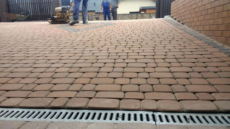 zmiana kąta nachylenia podjazdu