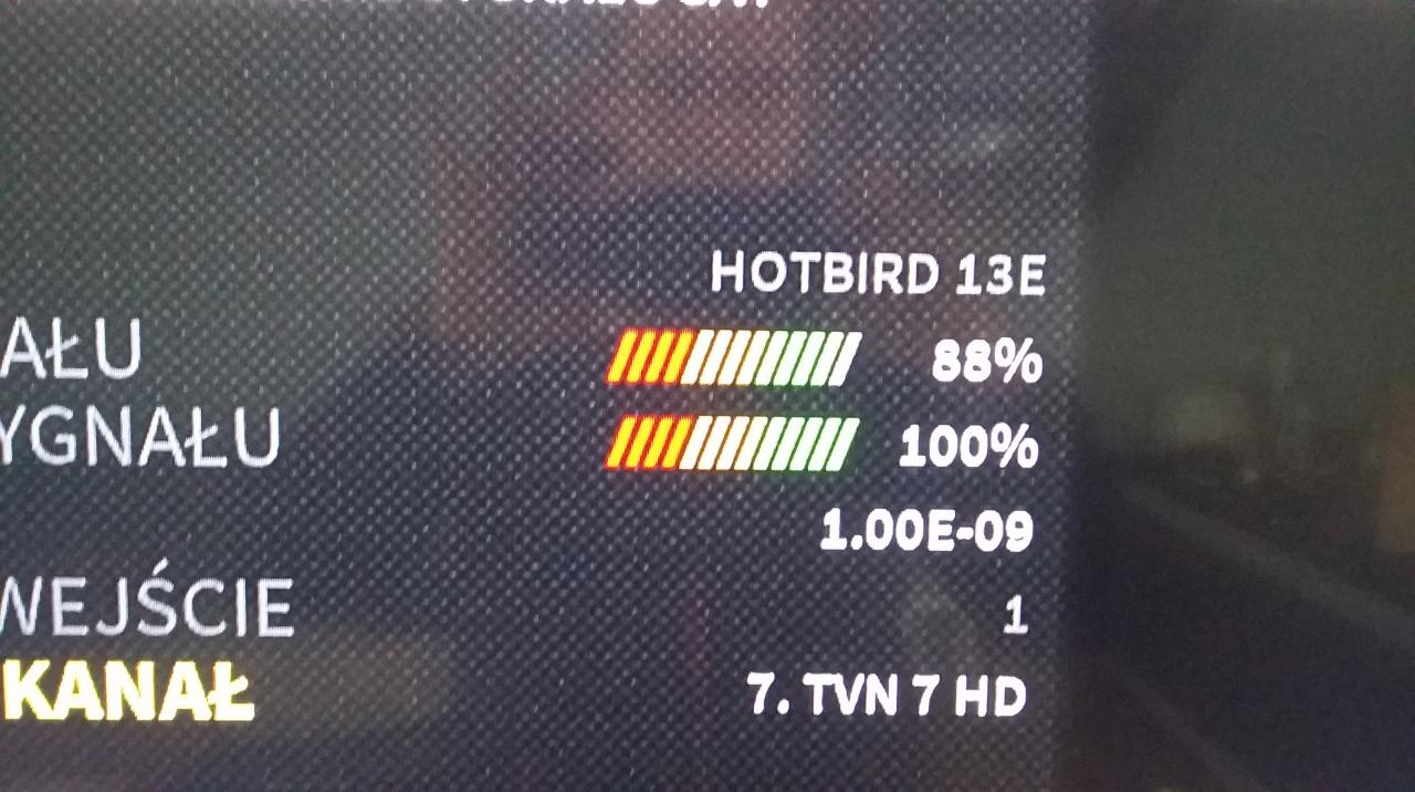 Ekran telewizora lub dekodera z informacjami o sile i jakości sygnału satelity Hotbird 13E, wskazującymi 88% i 100% odpowiednio, podczas wyszukiwania kanału TVN 7 HD.