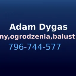 Grafika z imieniem i nazwiskiem Adam Dygas, oferującego bramy, ogrodzenia i balustrady, wraz z numerem telefonu na ciemnoniebieskim tle.