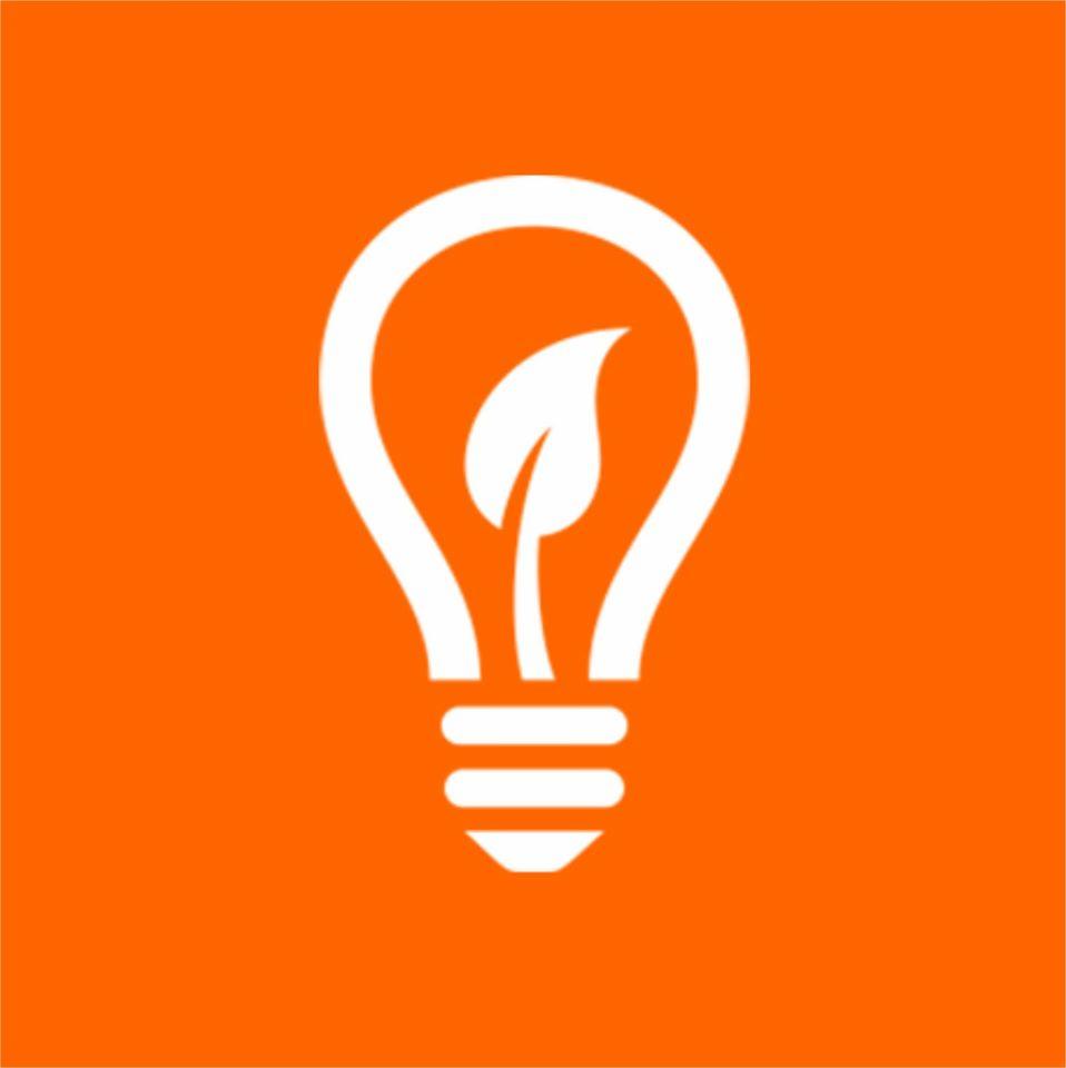 Biała ikona żarówki z liściem w środku na pomarańczowym tle.