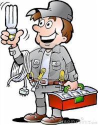 Uśmiechnięty rysunkowy elektryk w Stargardzie trzymający energooszczędną żarówkę, z narzędziami przy pasku i skrzynką narzędziową w drugiej ręce.