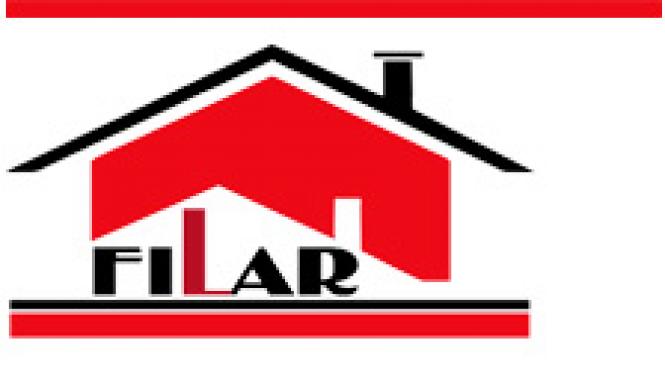 Logo firmy budowlanej FILAR: czerwony dom z czarnym dachem i kominem, nazwa firmy poniżej, czarne litery z czerwonym 'L', całość na białym tle.