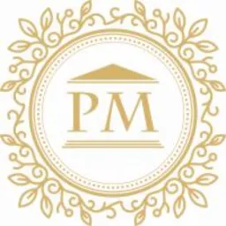 Złote logo z inicjałami PM w okręgu z ornamentami roślinnymi i symbolem kolumn.
