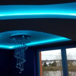 Sufit podwieszany z niebieskim oświetleniem LED i kryształowym żyrandolem, widok z okna na zewnątrz.