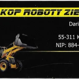 Grafika przedstawia żółtą koparko-ładowarkę JCB na czarnym tle, nad nią napis DAR-KOP ROBOTY ZIEMNE, a poniżej dane kontaktowe: Dariusz Bratko, Osiek 2a, 55-311 Kostomłoty, NIP: 884-189-16-39.