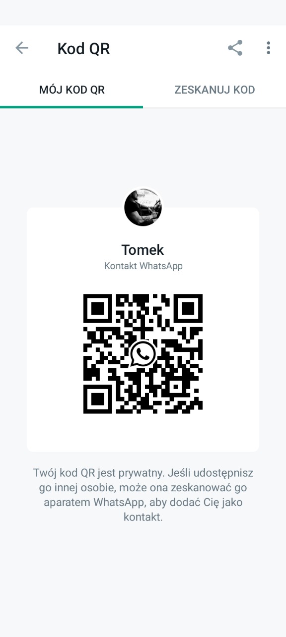 Kod QR do kontaktu WhatsApp użytkownika Tomek, wyświetlany na ekranie smartfona.