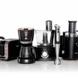 Zestaw czarnych urządzeń AGD marki Philips na białym tle, w skład którego wchodzą parowar, czajnik, toster, ekspres do kawy, robot kuchenny, blender ręczny, sokowirówka i blender kielichowy.