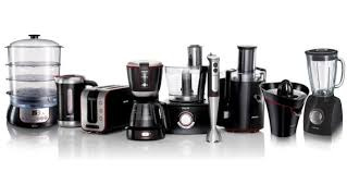 Zestaw czarnych urządzeń AGD marki Philips na białym tle, w skład którego wchodzą parowar, czajnik, toster, ekspres do kawy, robot kuchenny, blender ręczny, sokowirówka i blender kielichowy.