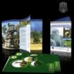 Rozłożona, zielona ulotka z okrągłymi wycięciami na okładce i widocznymi zdjęciami krajobrazów wewnątrz, obok złożona ulotka z motywem zimowym, na czarnym tle.