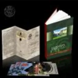 Zestaw materiałów drukowanych: rozłożona broszura z tekstem i grafiką, książka w zielonej okładce z ilustracją krajobrazu oraz kilka arkuszy z projektami graficznymi na czarnym tle.