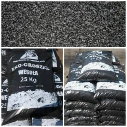 Czarny ekogroszek luzem oraz w workach 25 kg z napisem 'Eko-groszek Wesoła', ułożonych w stos.
