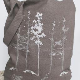 Pracownia Mantica - Szara lniana torba na ramię z białym haftem przedstawiającym stylizowane drzewa iglaste.