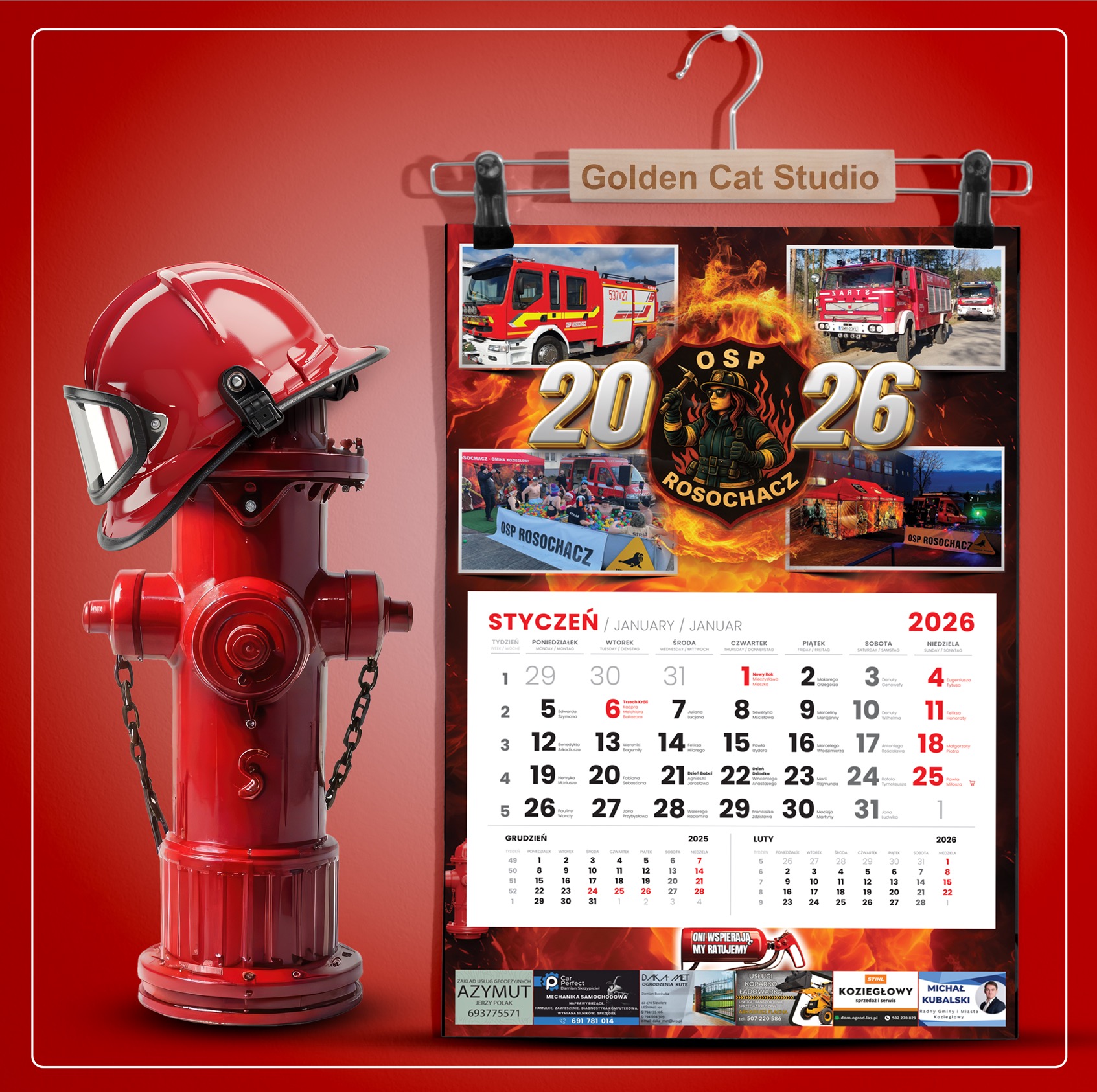 Kalendarz strażacki 2026 z motywem OSP Rosochacz, wiszący na wieszaku, obok czerwony hydrant z hełmem strażackim. Widoczne reklamy firm wspierających.