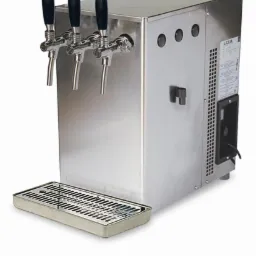 Dystrybutor wody ze stali nierdzewnej z trzema kranami i ociekaczem, widoczne otwory wentylacyjne i panel sterowania z tyłu.