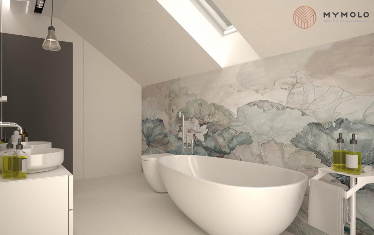 Nowoczesna łazienka na poddaszu z wolnostojącą wanną, umywalkami nablatowymi i tapetą w motywy roślinne, oświetlona światłem dziennym z okna dachowego.