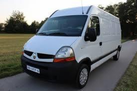 Biały samochód dostawczy Renault Master zaparkowany na asfaltowej drodze, widok z boku, rejestracja z czarnymi znakami.