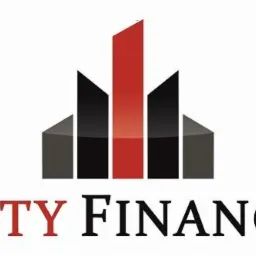 Logo firmy City Finance z abstrakcyjnym symbolem miasta w kolorach czerwonym i czarnym.