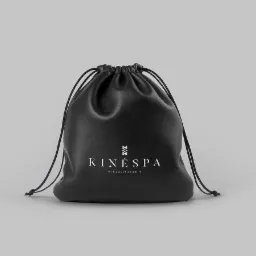 Czarny, skórzany woreczek ze sznurkiem, z nadrukowanym białym logo 'KINESPA' i napisem 'Kinésithérapie' na jasnoszarym tle.