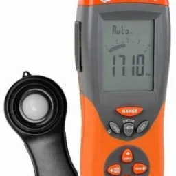 Miernik natężenia oświetlenia Sonel LXP-2 z zewnętrzną sondą, wyświetlający wartość 17.10, na białym tle.