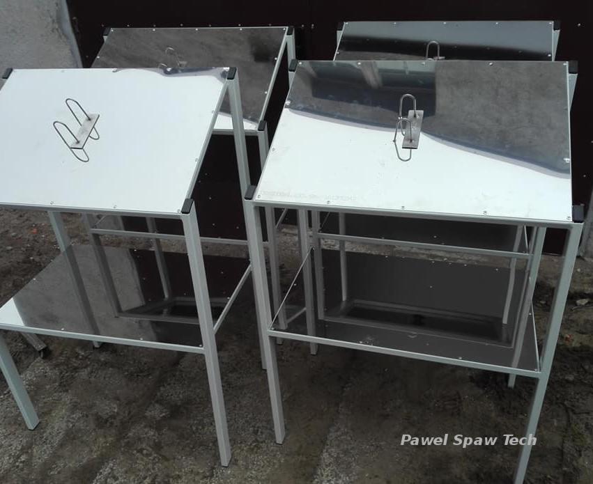 Metalowe ambony myśliwskie z białymi ramami i srebrnymi blatami, widoczne uchwyty do podnoszenia.