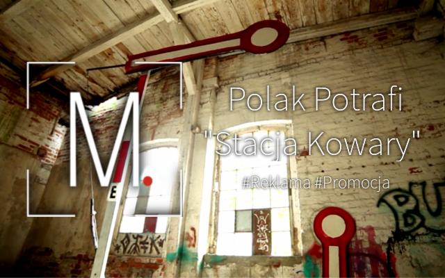 Wnętrze starego, opuszczonego budynku w Kowarach z widocznymi napisami 'Polak Potrafi Stacja Kowary' i graffiti na ścianach, ukazane w promocyjnym ujęciu.