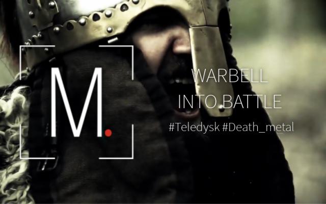 Kadr z filmu przedstawiający wojownika w hełmie z napisem 'WARBELL INTO BATTLE #Teledysk #Death_metal' i znakiem graficznym.