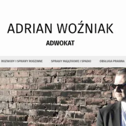 Strona internetowa z tytułem 'Adrian Woźniak Adwokat' nad menu nawigacyjnym i zdjęciem mężczyzny w garniturze na tle ceglanej ściany.