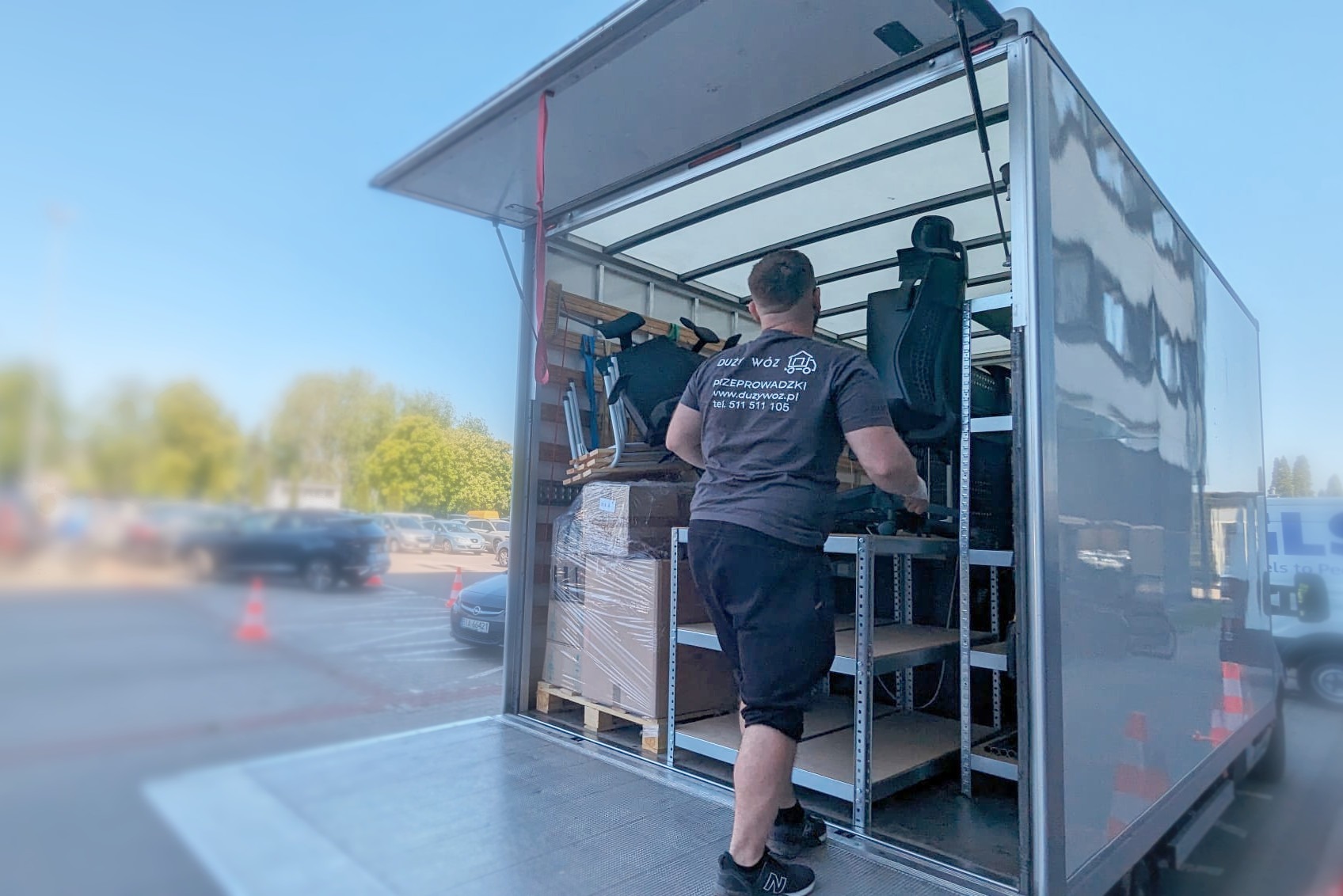 Samochód z windą samozaładowczą (bus z windą). Możemy przewieźć nawet bardzo ciężkie gabaryty. Duży Wóz Przeprowadzki.