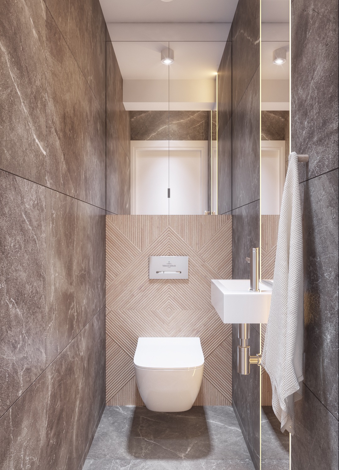 Nowoczesna łazienka z marmurowymi płytkami, wiszącą toaletą i umywalką na tle geometrycznej drewnianej ściany, odbicie drzwi w lustrze.