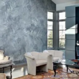 Salon z dekoracyjną ścianą w odcieniach szarości i błękitu, kominkiem w zabudowie z czarnych paneli, oraz meblami w stylu vintage