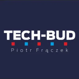 Logo firmy budowlanej TECH-BUD Piotr Frączek na granatowym tle, z białym napisem i kolorowymi kwadratami.