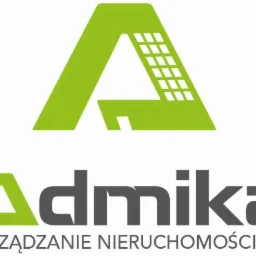 Logo firmy Admika z zielonym symbolem budynku w kształcie litery A i szarym napisem 'Zarządzanie Nieruchomościami' poniżej.