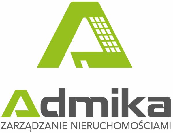 Logo firmy Admika z zielonym symbolem budynku w kształcie litery A i szarym napisem 'Zarządzanie Nieruchomościami' poniżej.
