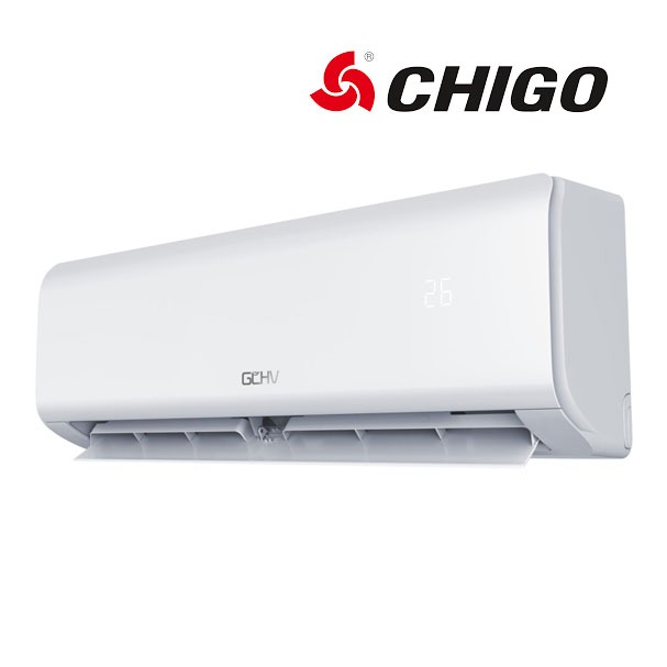 Biała jednostka klimatyzacyjna Chigo z wyświetlaczem temperatury 26 stopni, widoczne logo producenta w górnym lewym rogu.