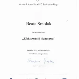 Skan certyfikatu ukończenia szkolenia z 'Efektywności biznesowej' przez Beatę Smolak w Akademii Menadżera PKO Banku Polskiego, Katowice, 2011, podpisany przez Grzegorza Jachnę.