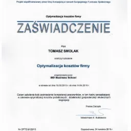 Skan zaświadczenia o ukończeniu szkolenia z optymalizacji kosztów firmy przez Tomasza Smolaka, zorganizowanego przez IBD Business School, współfinansowanego przez Unię Europejską.