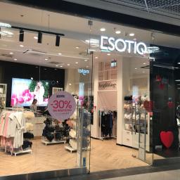 INTERIOR SZCZECIN (PU MATEUSZ KRYSIAK) - Wejście do sklepu z bielizną Esotiq, widoczne manekiny, wieszaki z ubraniami i promocja -30% na wszystko.